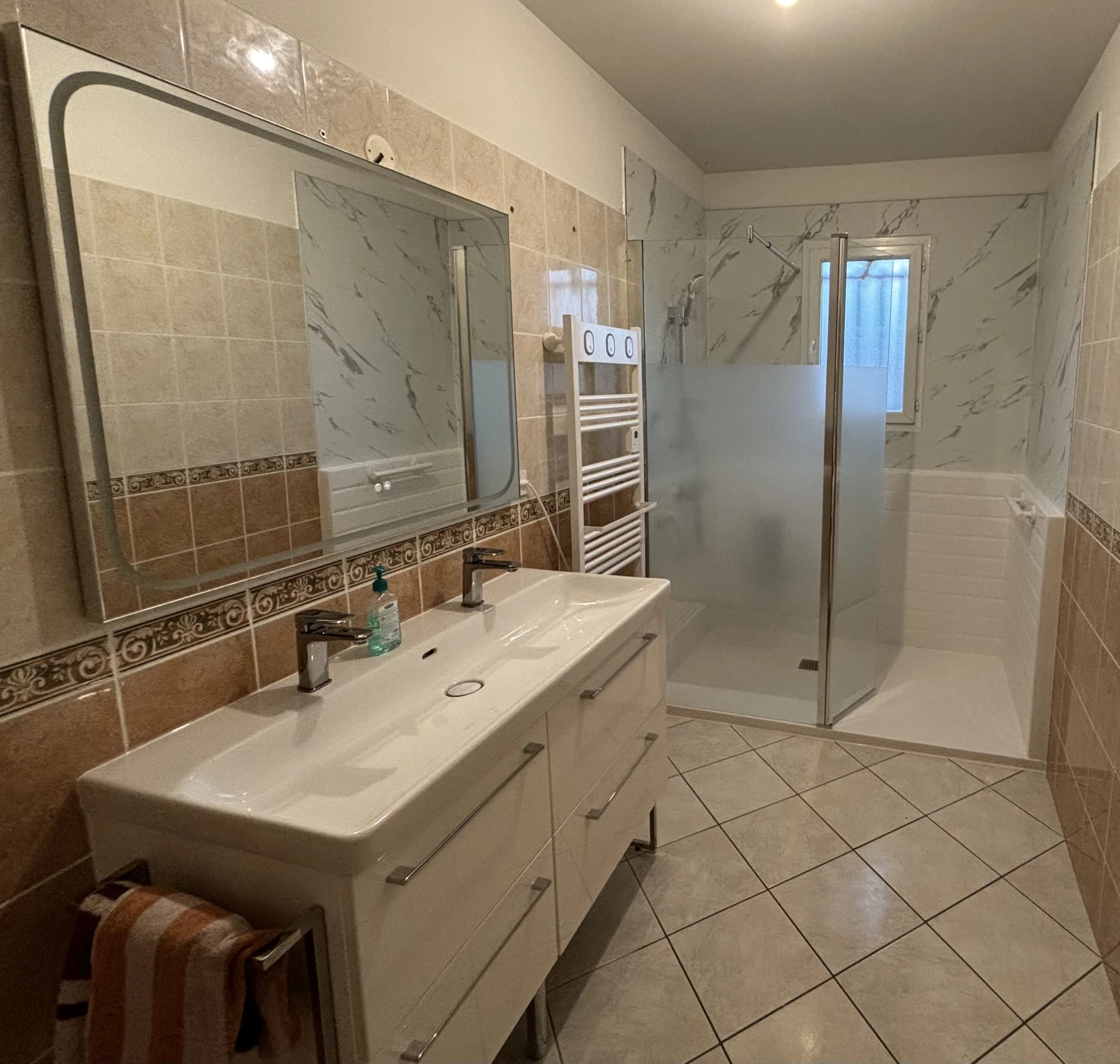 Douche sécurisée dalles marbre blanc, avec option changement de radiateur, pose du meuble vasque avec son miroir