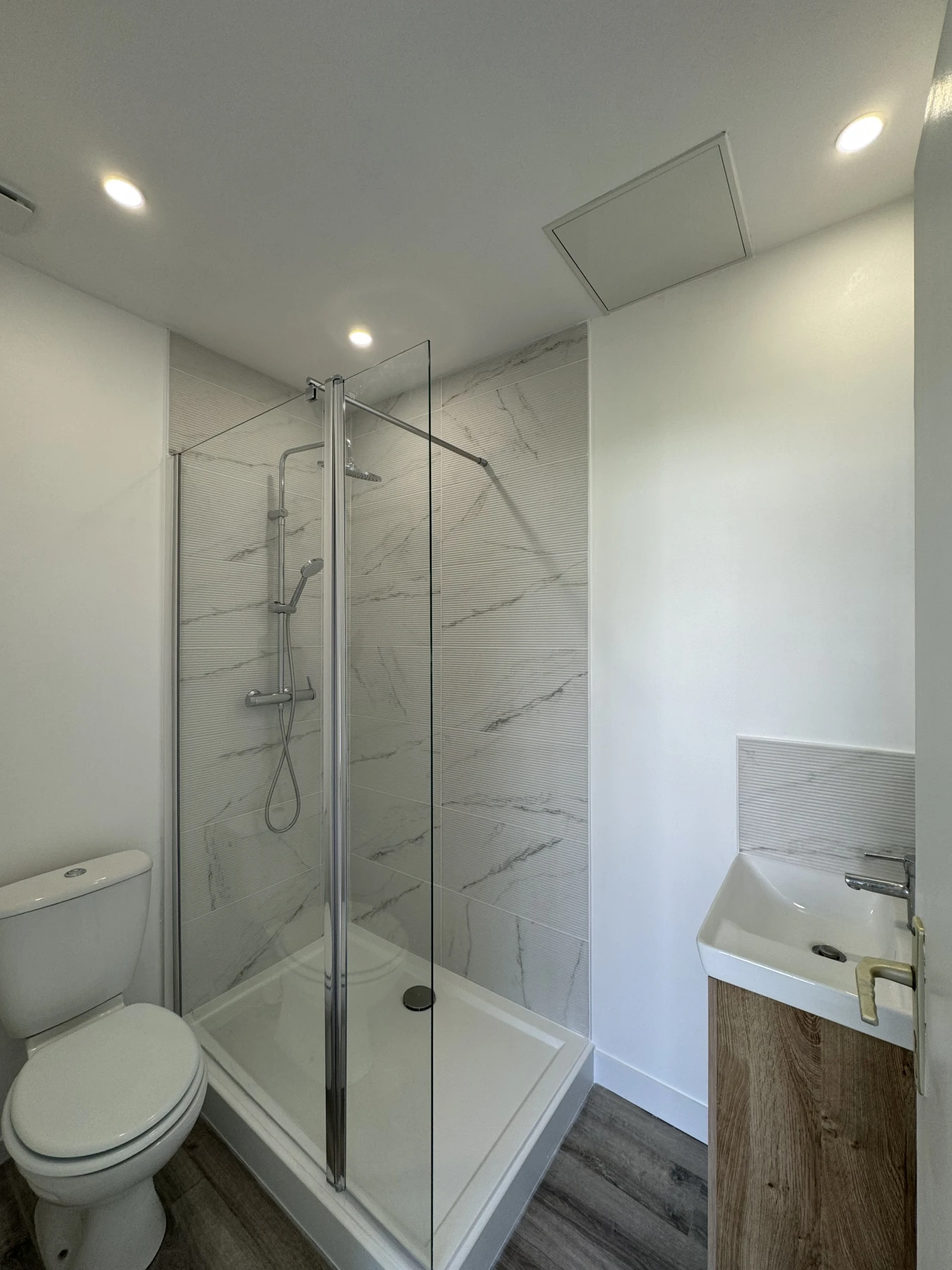 Petit espace grande rénovation. Doublage Placo, installation Vmc, création douche avec receveur faïence paroi, déplacement du meuble vasque, installation de spots et peinture complète anti-humidité