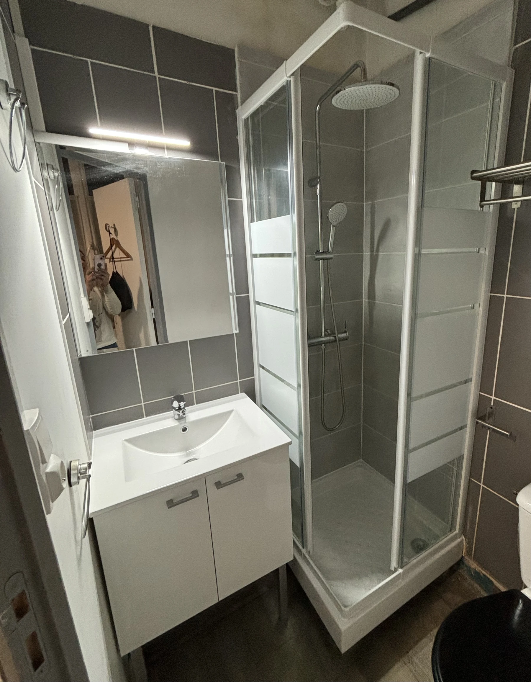 Suite infiltration, pose de faïence, parois d’angle et robinetterie. Pose d’un meuble vasque avec son miroir